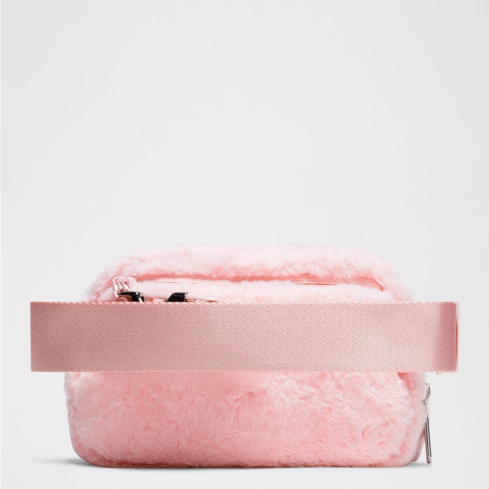NWT Lululemon Plush Fleece Everywhere Belt Bag 1L in Strawberry Milkshake Pink - Picture 3 of 11